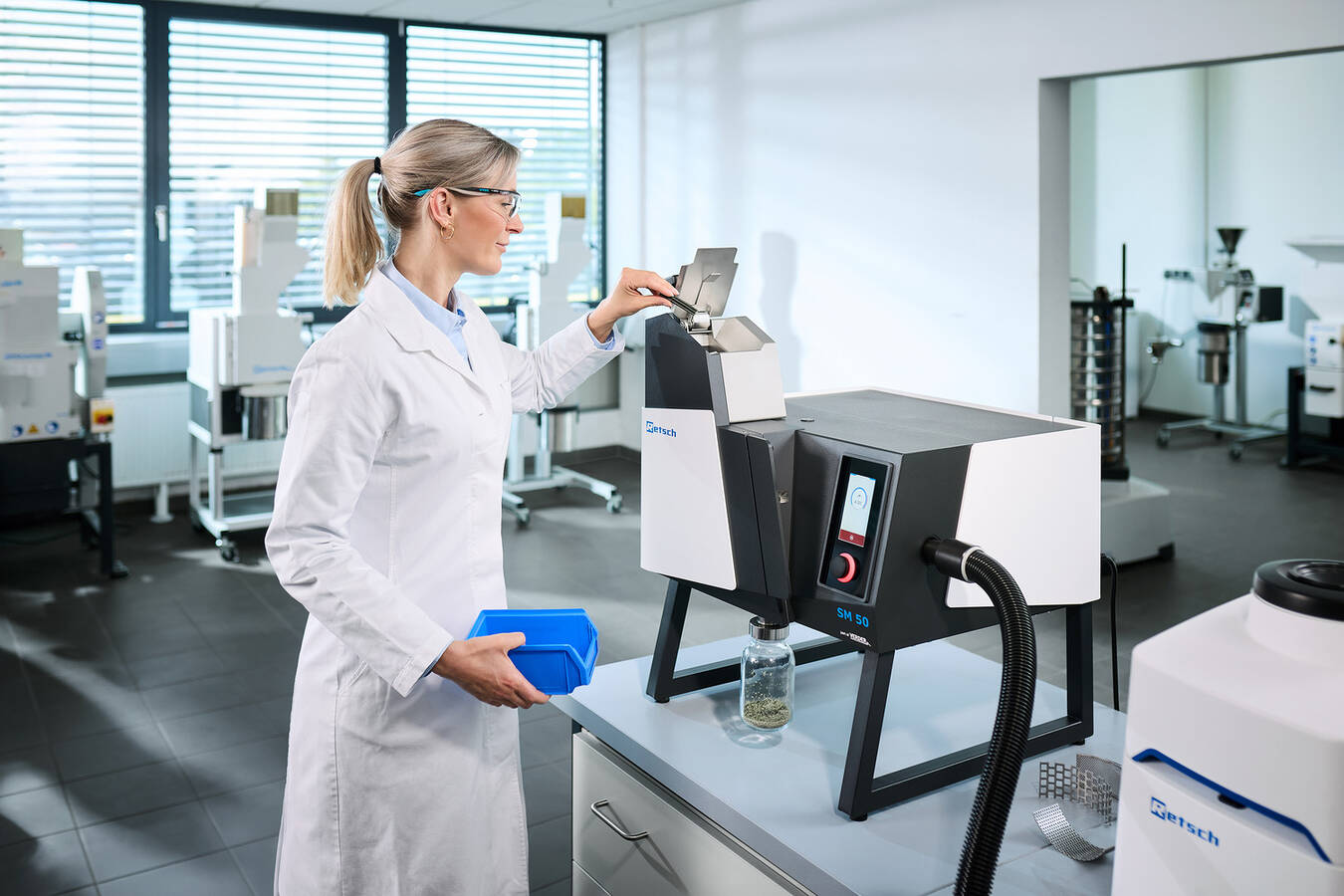 SM 50: weltweit erste Schneidmühle mit entnehmbarer Mahlkammer  Mit der SM 50 präsentiert Retsch eine leistungsstarke und platzsparende Tisch-Schneidmühle, die den Prozess der Probenvorbereitung aufwertet, entwickelt in engem und kontinuierlichem Austausch mit seinen Kunden weltweit