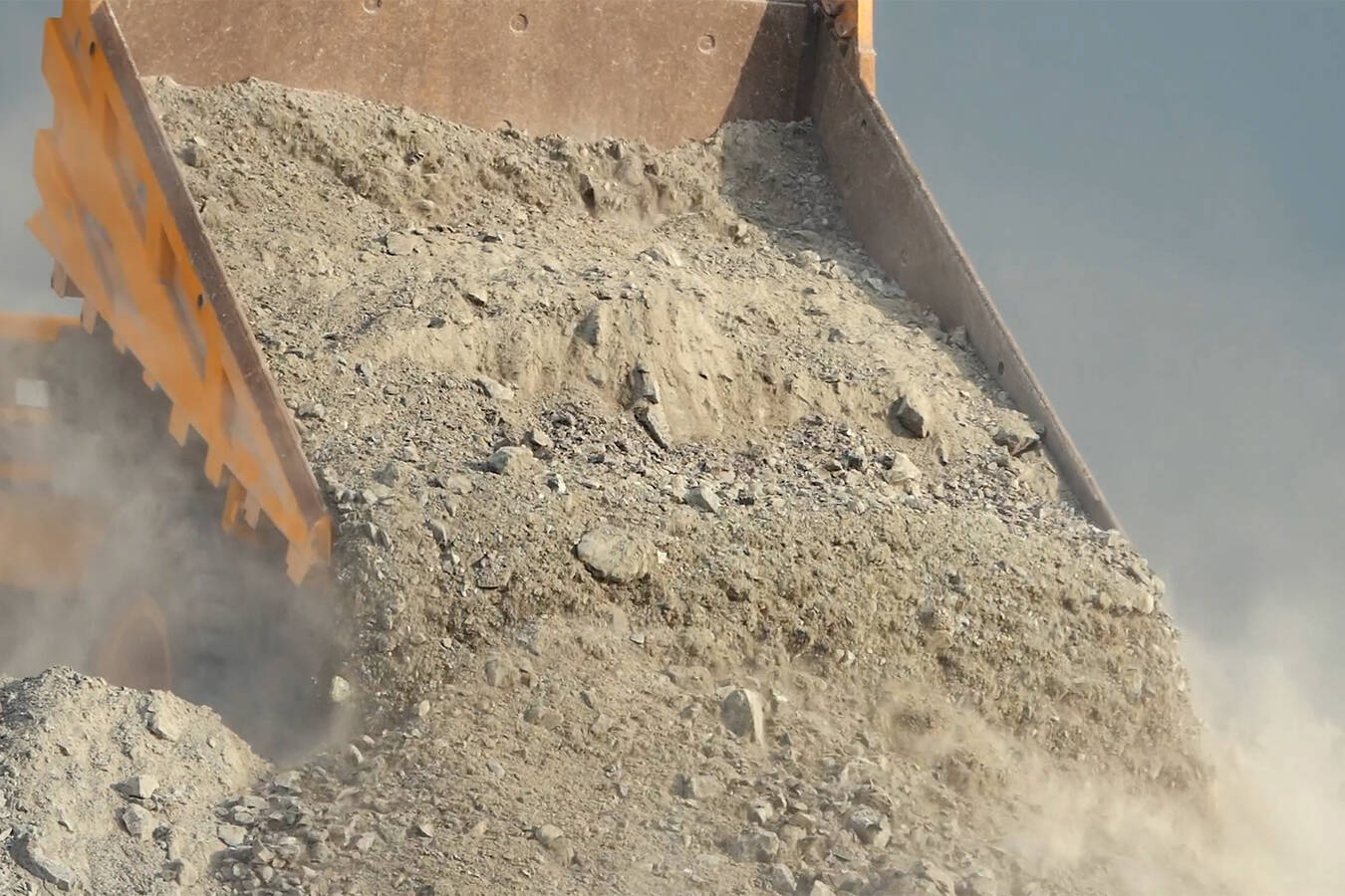 Silikose: Siebmaschinen vs. Sichter in puncto Sicherheit und Energie Quarzstaub bedroht Arbeitsplätze weltweit. Unser Vergleich zeigt: Direkt erregte Siebmaschinen übertreffen Luftsichter durch präzisere Trennung, niedrigeren Stromverbrauch und effektivere Staubkontrolle—trotz höherer Anschaffungskosten.