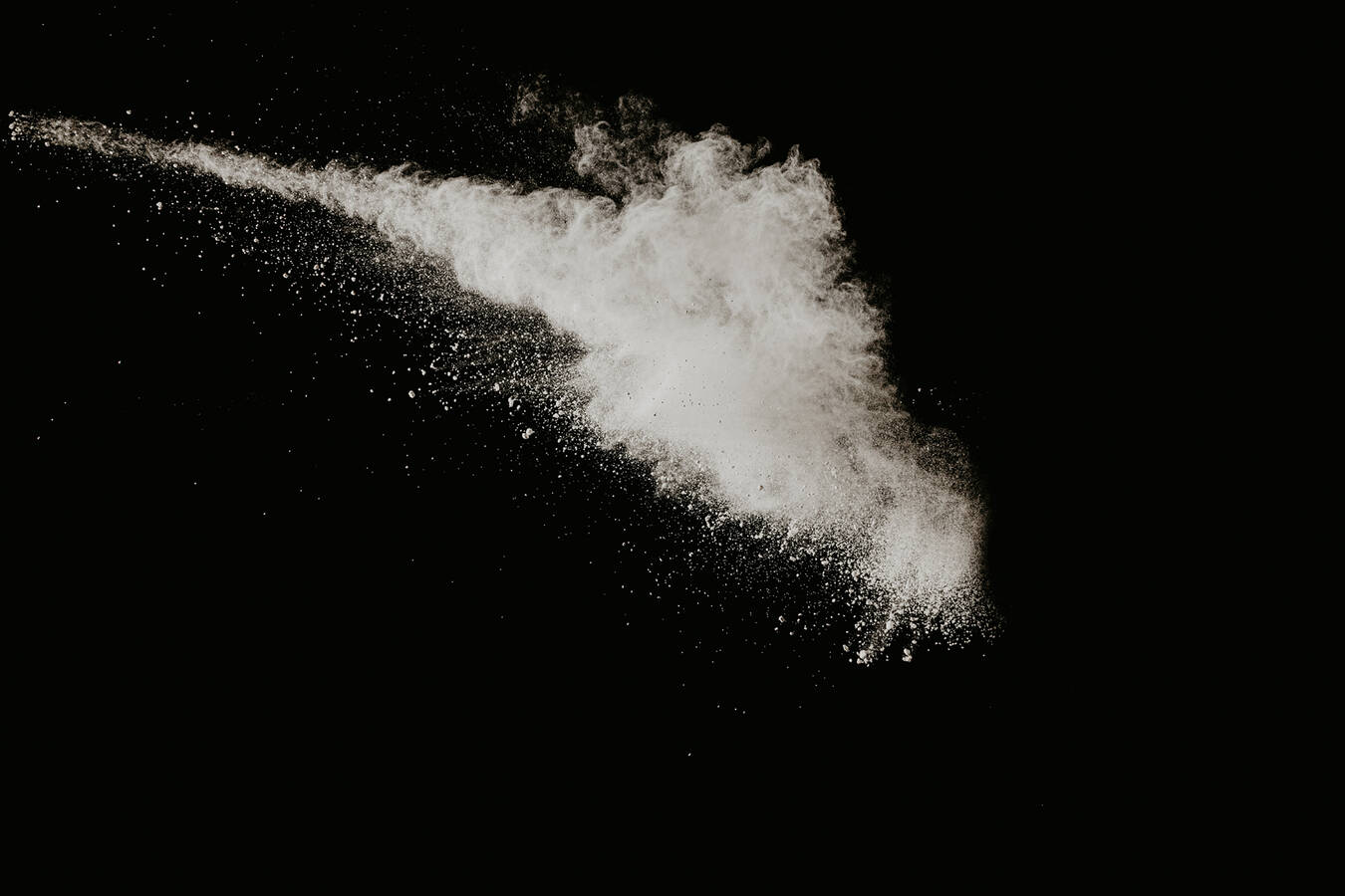 Präzise Radar- und Vibrationssensorik für herausfordernde Prozesse Sensible Messlösungen von UWT für die pneumatische Förderung und Lagerung von ultrafeinem Siliciumdioxid