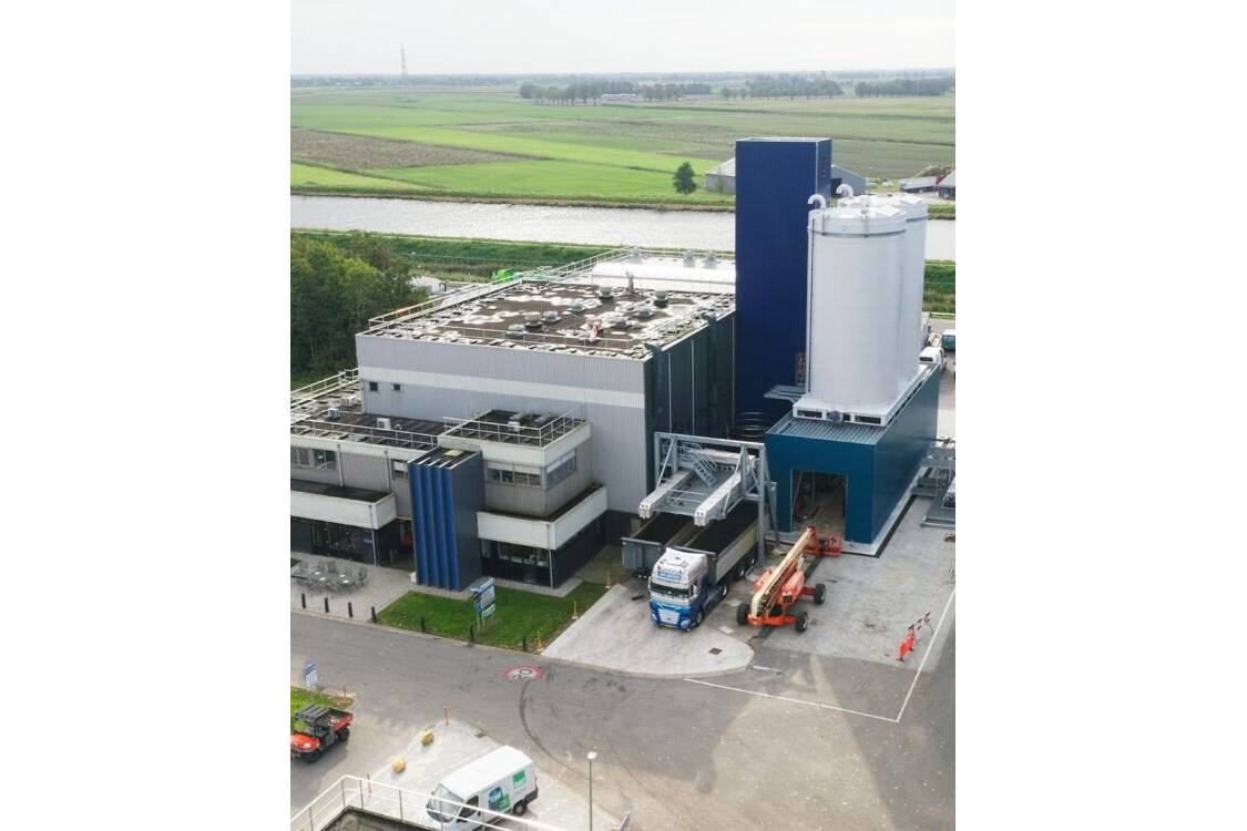 Neue Schlammkuchen-Transferanlage in Garmerwolde: Integrierte Mechanic In der Kläranlage Garmerwolde verarbeitet die Wasserbehörde Noorderzijlvest täglich große Mengen an Klärschlammkuchen. Dieser Rückstand aus dem Entwässerungsprozess ist aufgrund seiner klebrigen und unregelmäßigen Beschaffenheit schwierig zu lagern.