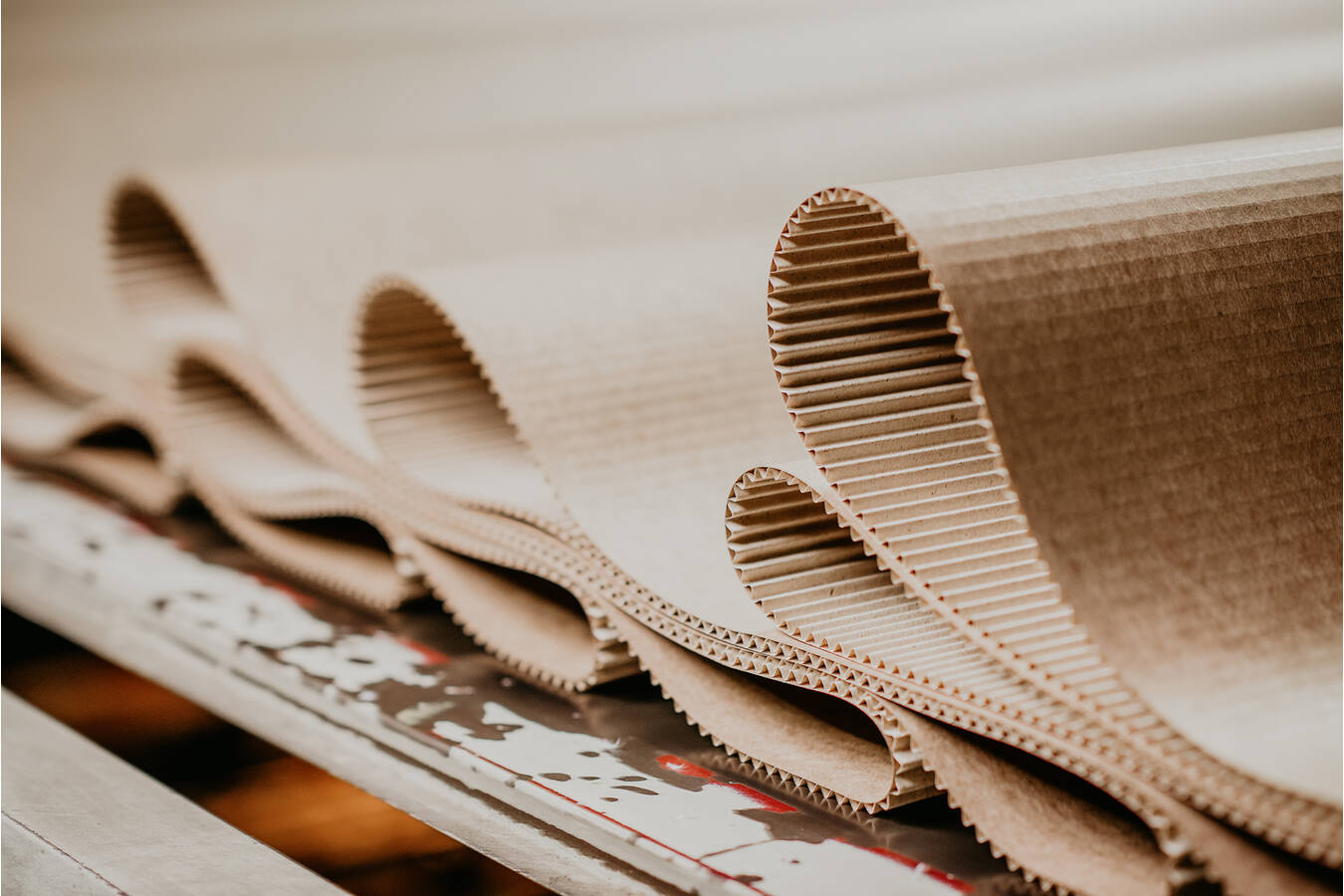 Präzise Überwachung der Lagerung von Leim mit UWT Sensorik Zuverlässige Füllstand- und Grenzstandmessung in Leim in der Papier- und Verpackungsindustrie. Auch bei klebrigen Flüssigkeiten und Behälter mit Rührwerk.