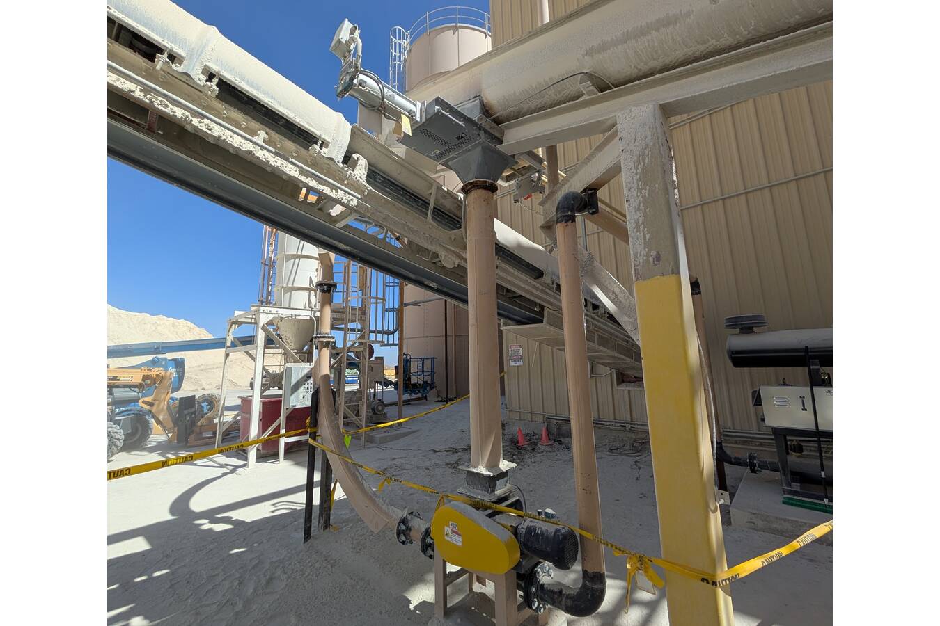 Vortex-Schieber optimieren Bentonit-Rückgewinnung Ein führender Hersteller von Heimtierstreu hat Abfall und Kosten erfolgreich reduziert, indem er Vortex Titan Flach- und Wartungsschieber einsetzte, um wertvollen Bentonitstaub im Produktionszyklus zurückzugewinnen.