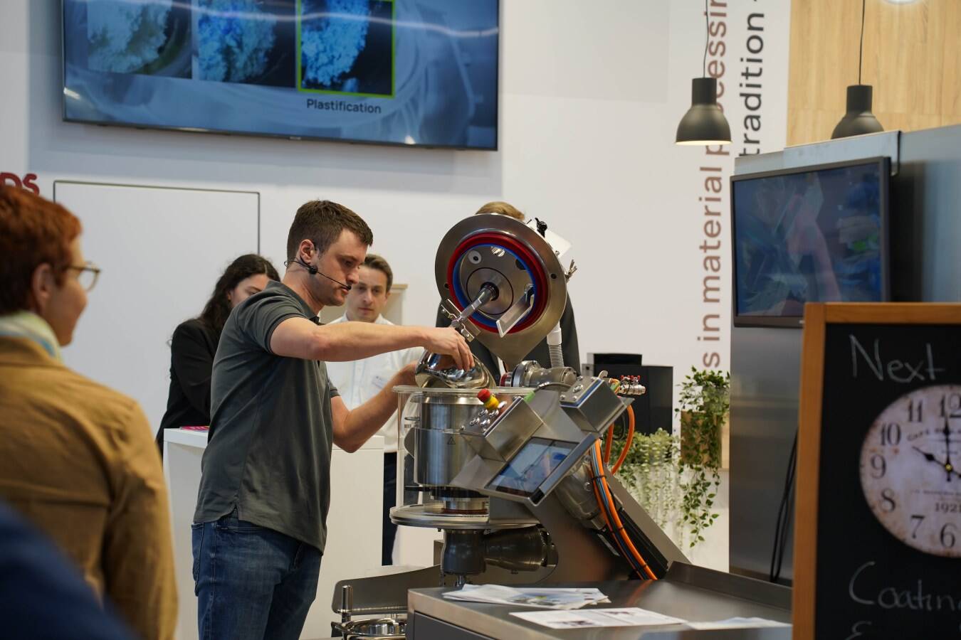 Eirich auf der interpack 2026: Effizienz durch Prozessintegration Auf der interpack 2026 in Düsseldorf präsentiert Eirich vom 7. bis 13. Mai zukunftsweisende Lösungen für die Food- und Pharmabranche. Im Fokus stehen energieeffiziente Verfahren und die intelligente Bündelung komplexer Aufbereitungsschritte.