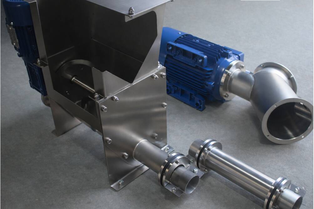 Maßgeschneiderte flexible Schneckenförderer für Abwasser Flexible Schneckenförderlösung für kohäsives Material in der Abwassertechnik, entwickelt zur Integration in bestehende Systeme bei gleichzeitigem Schutz eines stetigen Materialflusses.