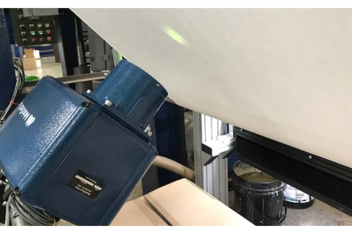 MoistTech optimiert Kartonverarbeitung mit NIR-Technologie MoistTech Corp. führt fortschrittliche NIR-Feuchtemessung für die Kartonverarbeitung ein, um durch Echtzeitdaten die Qualität zu steigern sowie Materialabfall und Energieverbrauch zu senken.